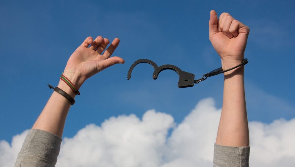 【什麼是緩刑】被判刑一定要坐牢嗎？律師帶你 3 分鐘看懂《刑法》緩刑要件、附帶條件與撤銷風險