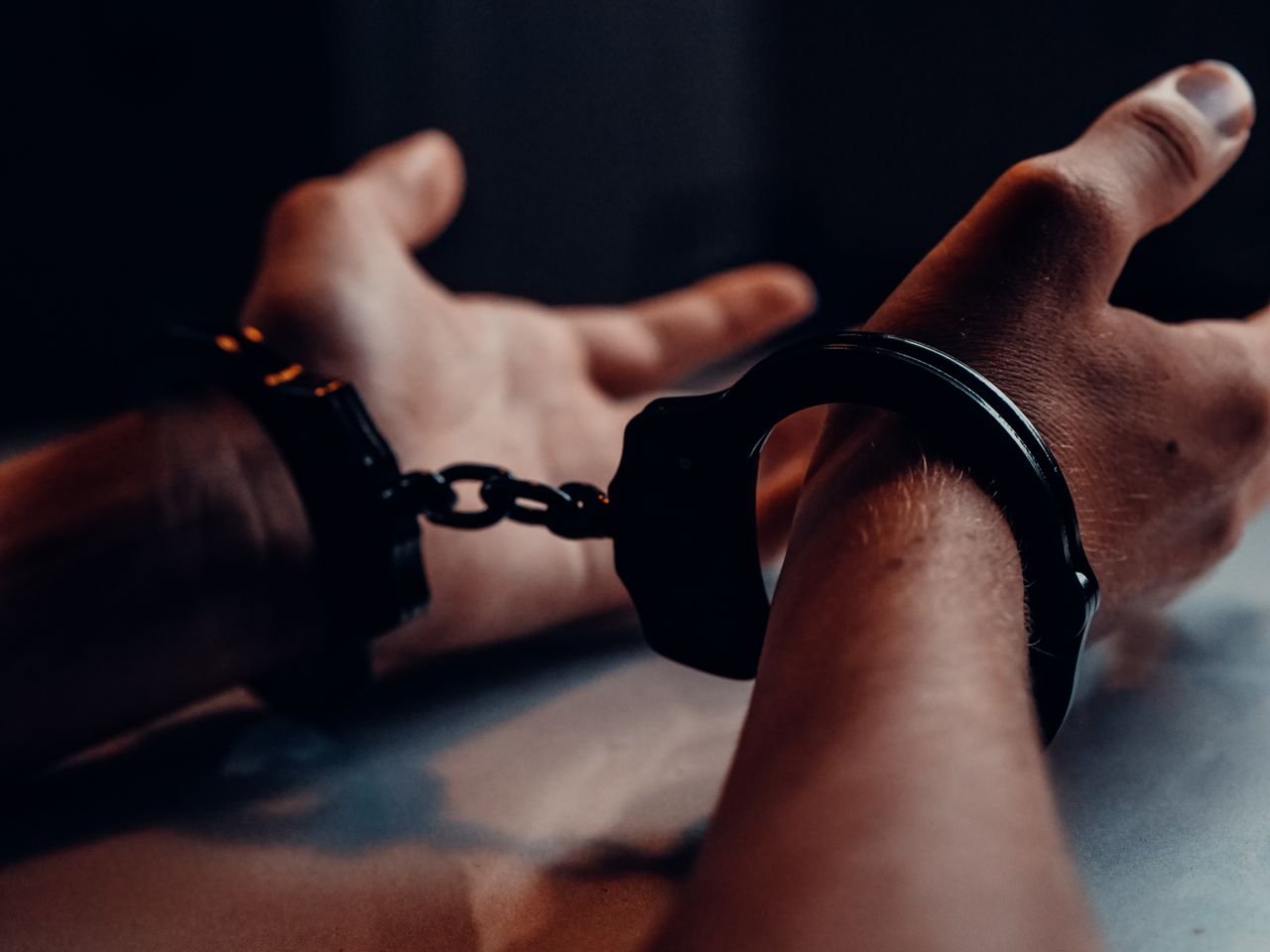 我被告了嗎？辯護律師能否代為出庭？專業解說刑事程序